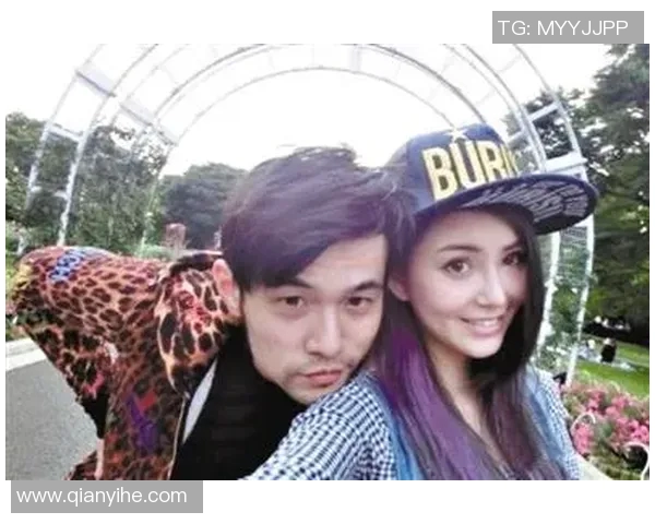 周杰伦与足球明星亲密合照展现运动与音乐的完美结合